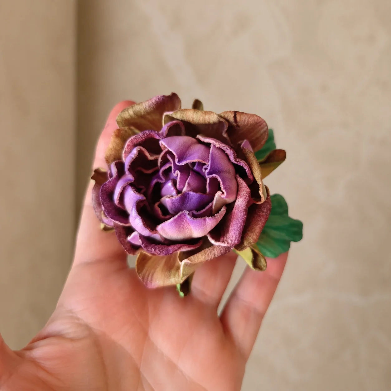 Broche Floral Escultórico de Cuero Convertible Hecho a Mano, Colgante para Bolso y Collar Llamativo – Diseño de Flor Simple o Doble
