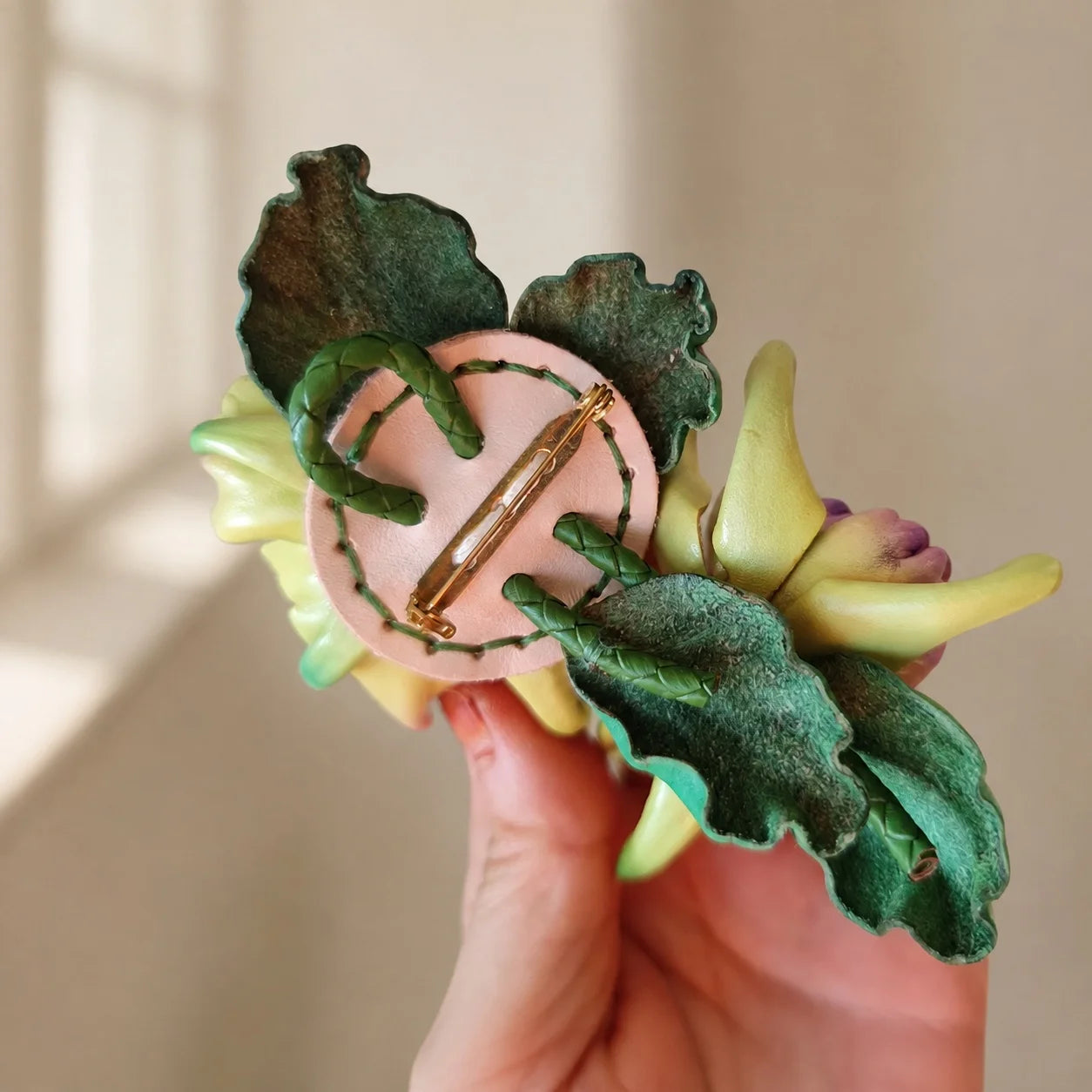 Broche Floral Escultórico de Cuero Convertible Hecho a Mano, Colgante para Bolso y Collar Llamativo – Diseño de Flor Simple o Doble