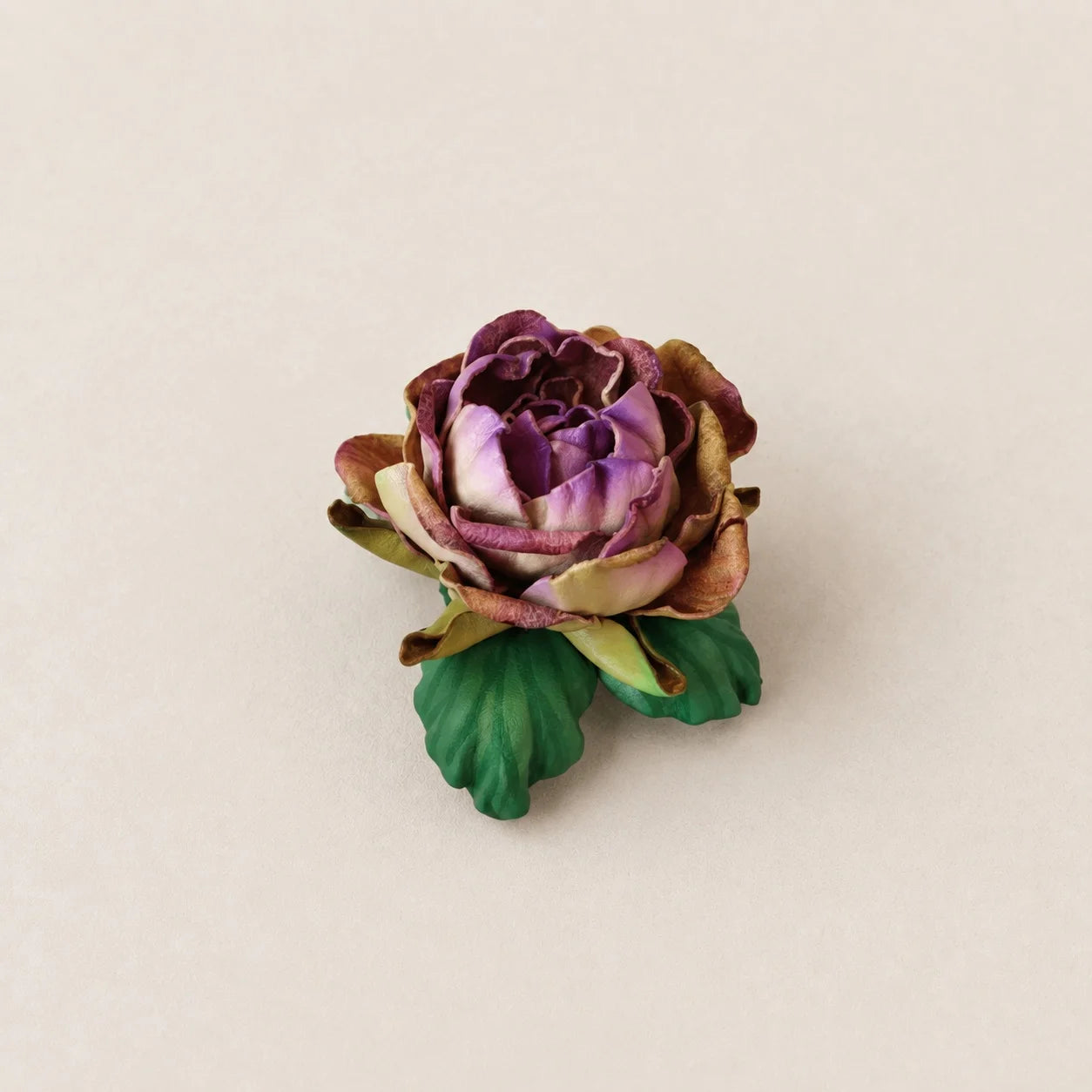 Broche Floral Escultórico de Cuero Convertible Hecho a Mano, Colgante para Bolso y Collar Llamativo – Diseño de Flor Simple o Doble