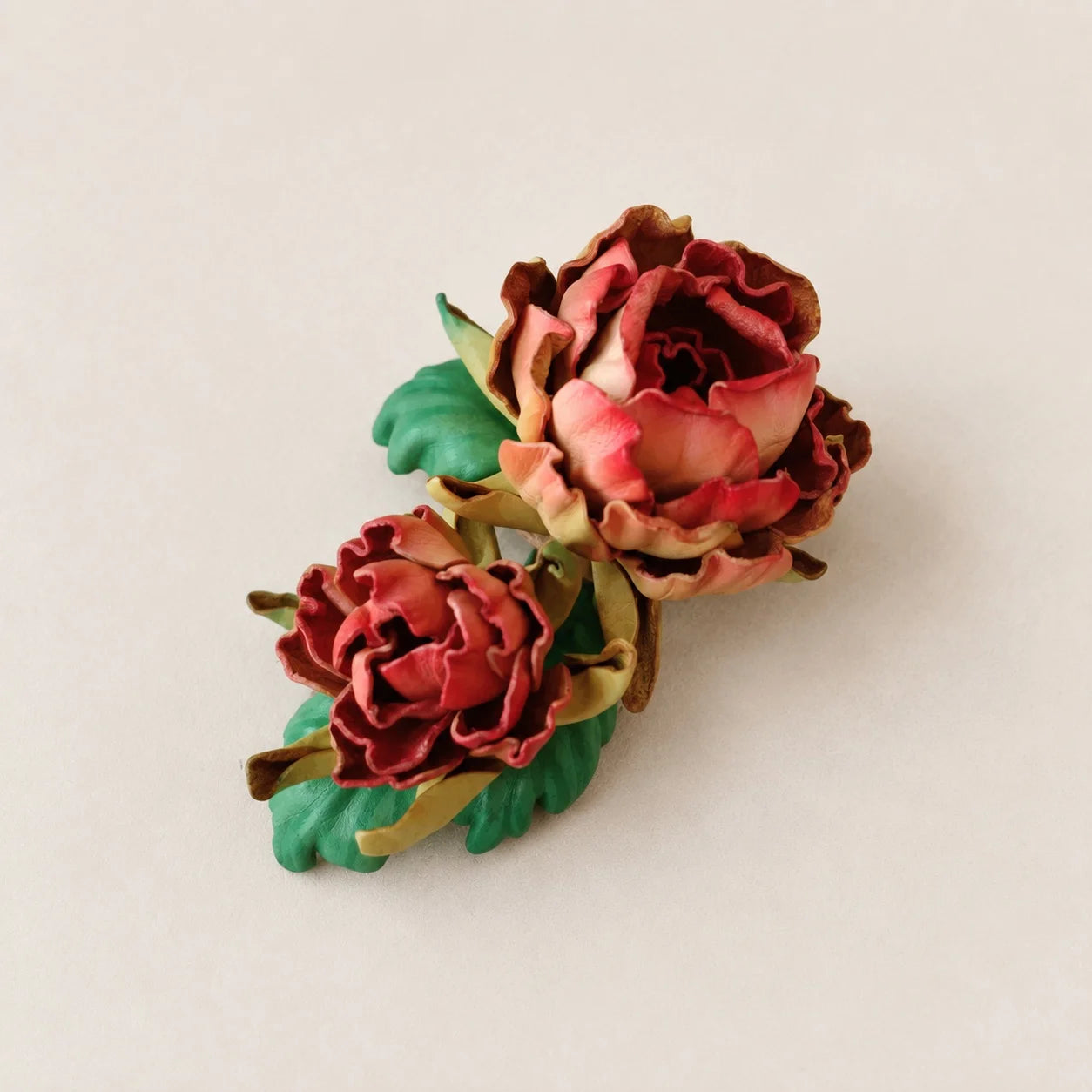 Broche Floral Escultórico de Cuero Convertible Hecho a Mano, Colgante para Bolso y Collar Llamativo – Diseño de Flor Simple o Doble