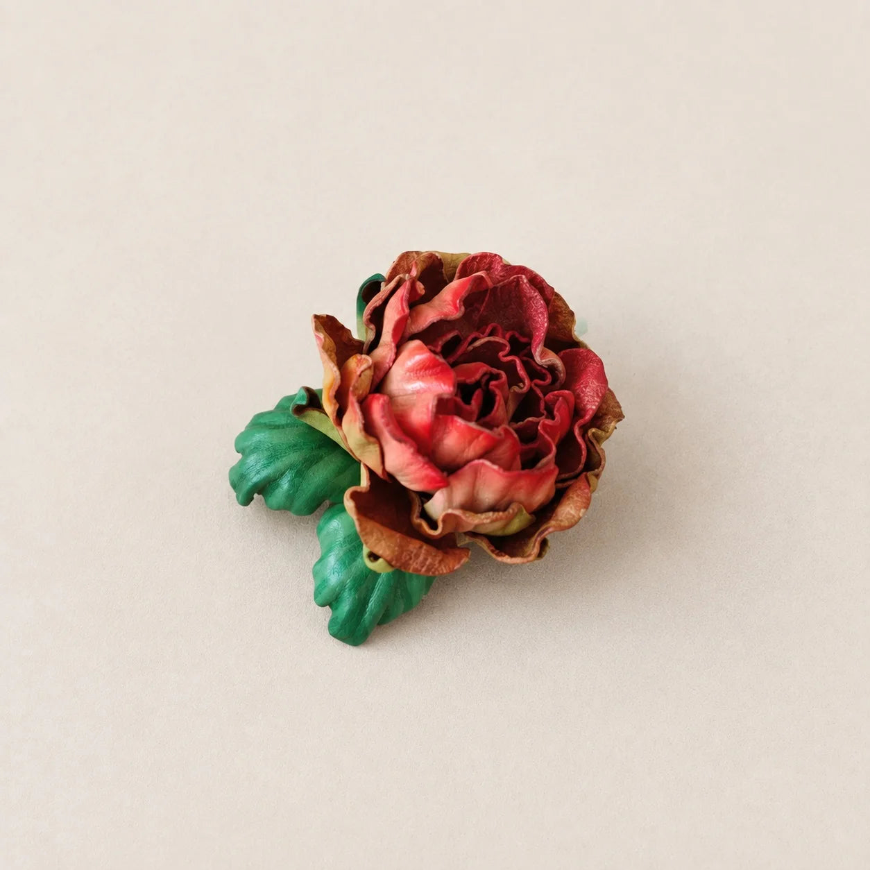 Broche Floral Escultórico de Cuero Convertible Hecho a Mano, Colgante para Bolso y Collar Llamativo – Diseño de Flor Simple o Doble