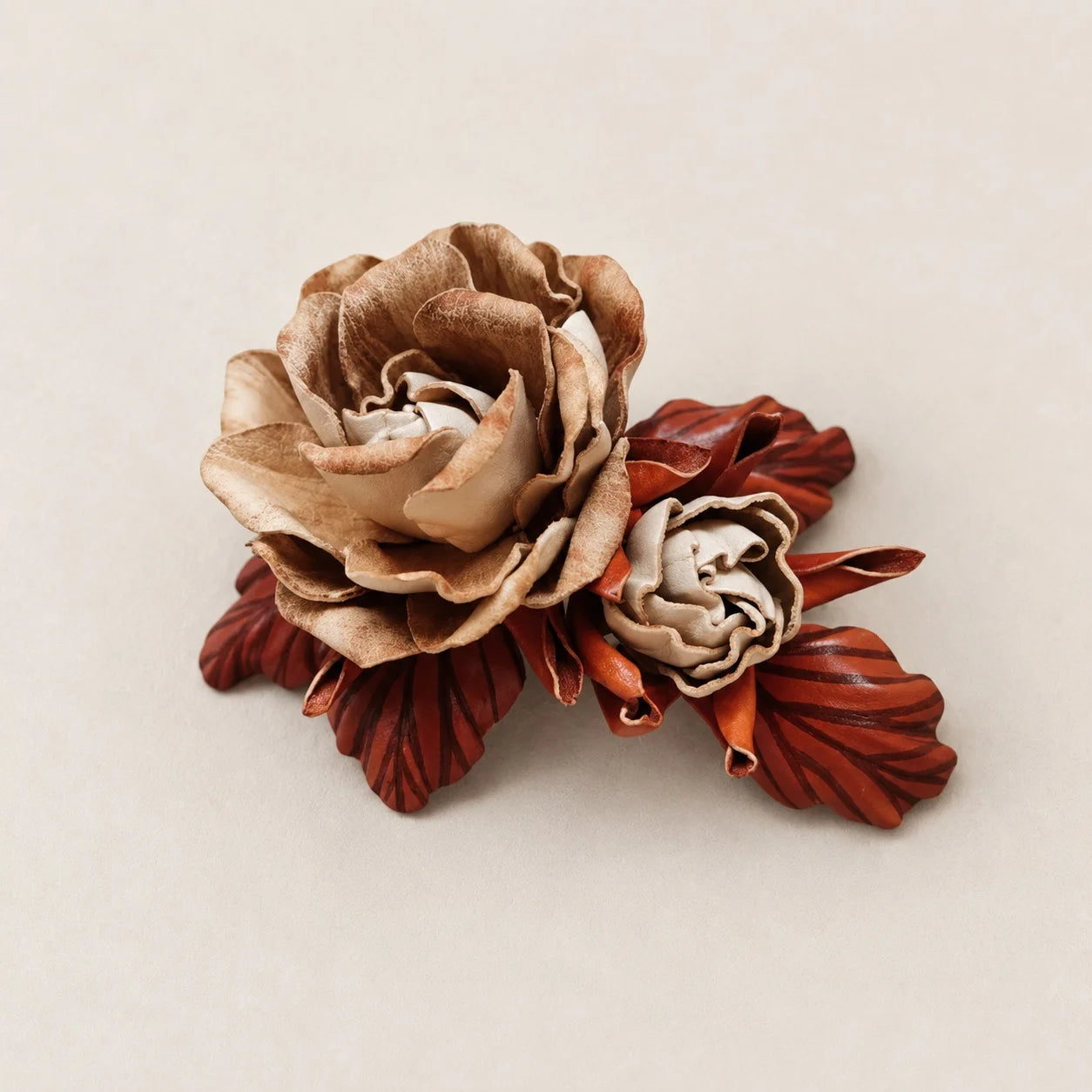 Broche Floral Escultórico de Cuero Convertible Hecho a Mano, Colgante para Bolso y Collar Llamativo – Diseño de Flor Simple o Doble