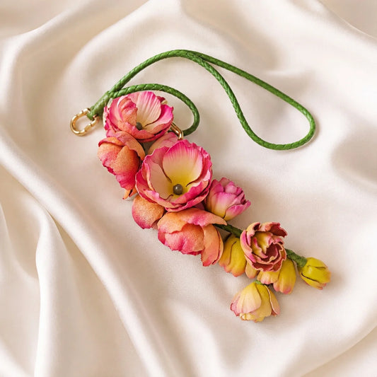 Colgante para bolso Blush Larkspur Cascade de cuero | Adorno floral hecho a mano para bolso, llavero y collar