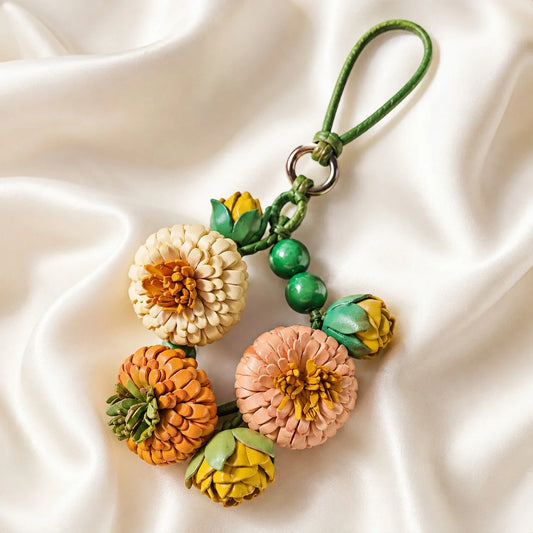 Amuleto de Bolso y Colgante de Collar de Crisantemo de Cuero Hecho a Mano con Pompón, Accesorio Floral Escultórico para Bolsos de Mano