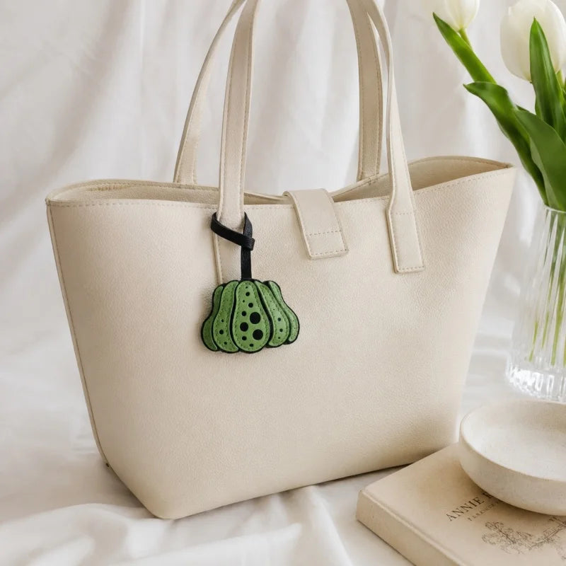 Dije de cuero con forma de calabaza para bolso – Llavero artesanal de fabricación lenta | Accesorio de inspiración otoñal | Precioso colgante de regalo en 3 colores