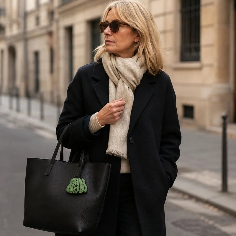 Dije de cuero con forma de calabaza para bolso – Llavero artesanal de fabricación lenta | Accesorio de inspiración otoñal | Precioso colgante de regalo en 3 colores