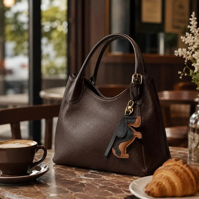 Dije de piel de Basset Hound para bolso – Colgante hecho a mano de piel de cordero plena flor | Llavero de perro de orejas largas | Regalo artesanal para amantes de las mascotas