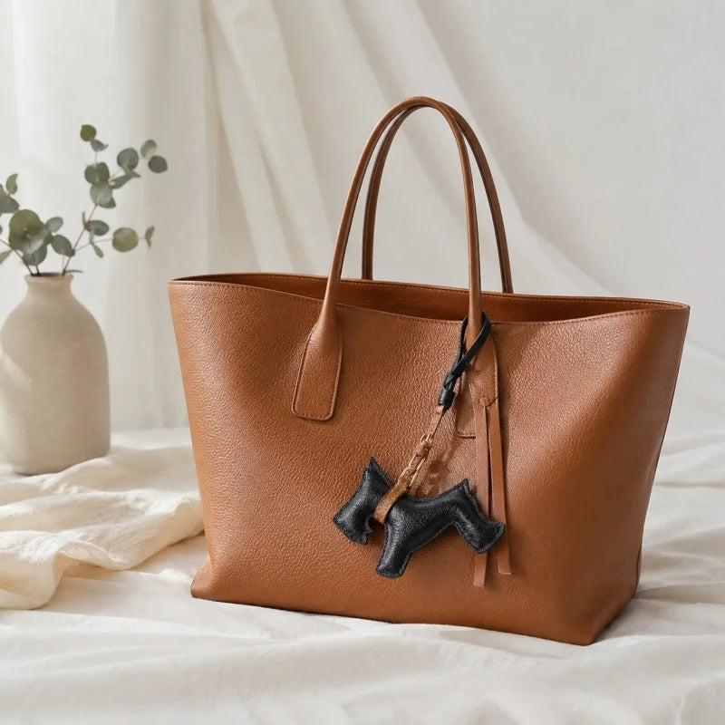 Charm de cuero para bolso inspirado en un Schnauzer – Llavero de piel de cordero negra hecho a mano | Colgante minimalista de cachorro | Pequeño regalo para amantes de los perros