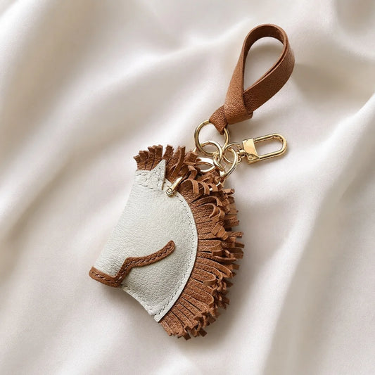 Dije para bolso de piel de caballo hecho a mano – Llavero con diseño original | Accesorio estilo silla de montar de piel de vaca auténtica | Regalo único para hombre y mujer