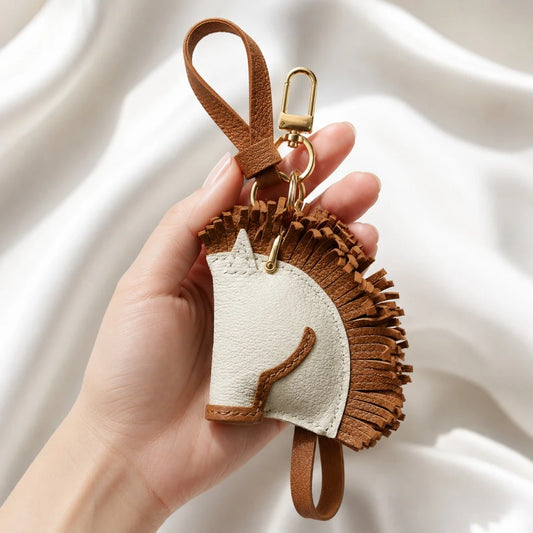 Dije para bolso de piel de caballo hecho a mano – Llavero con diseño original | Accesorio estilo silla de montar de piel de vaca auténtica | Regalo único para hombre y mujer