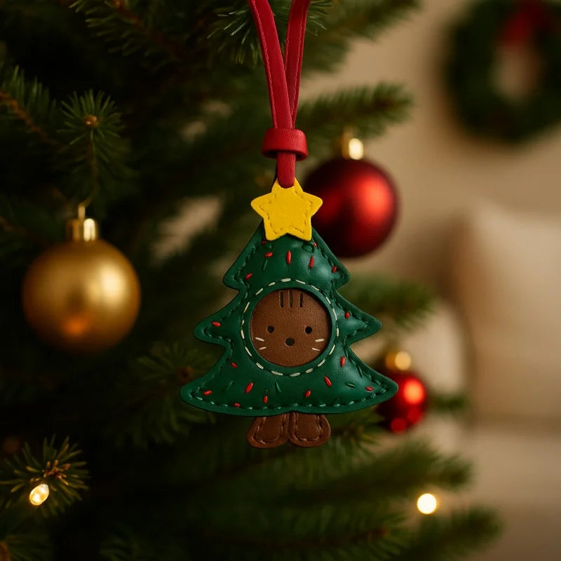 Handcrafted Christmas Tree Bear Leather Bag Charm – Full-Grain Sheepskin Holiday Pendant | Cute Festive Accessory for Handbags & Car Keys | Handmade Gift for Women