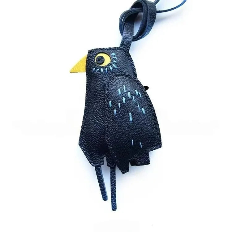 Dije de bolso de piel de pájaro negro hecho a mano – Llavero de piel hecho a mano con detalles bordados | Accesorio de inspiración artística minimalista | Regalo de diseño único para ella