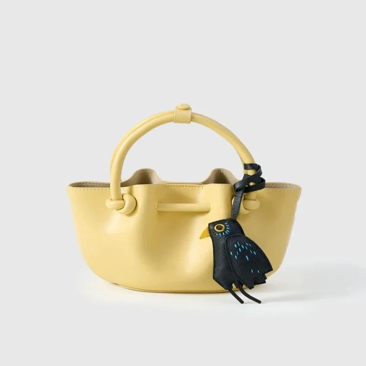 Dije de bolso de piel de pájaro negro hecho a mano – Llavero de piel hecho a mano con detalles bordados | Accesorio de inspiración artística minimalista | Regalo de diseño único para ella