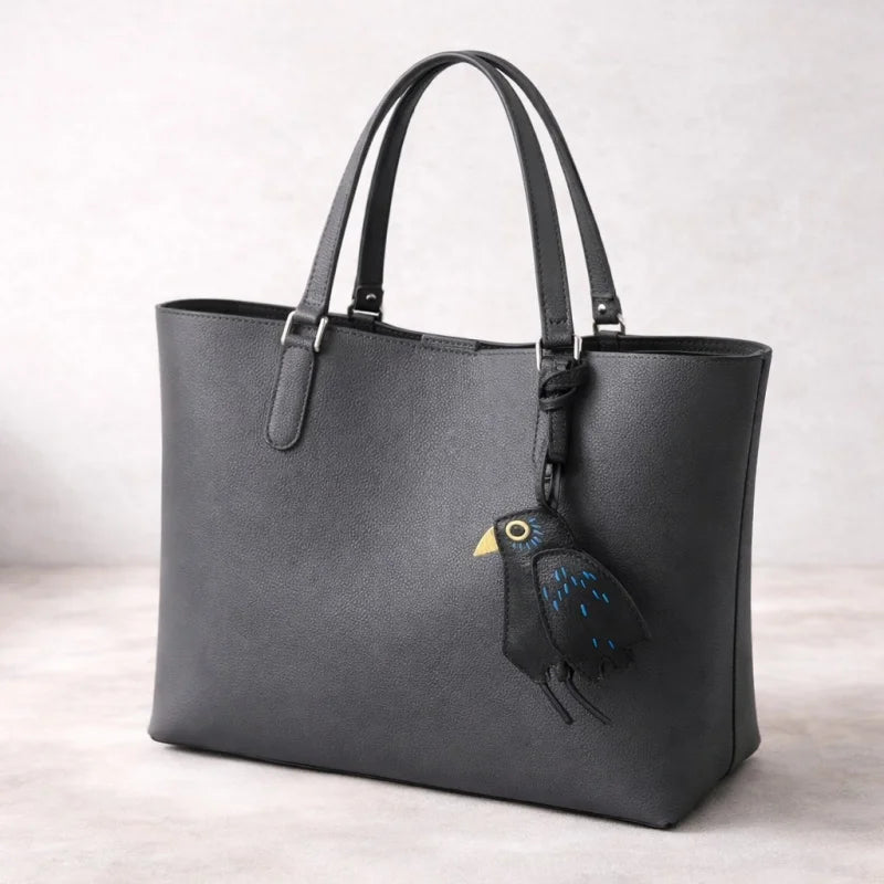 Dije de bolso de piel de pájaro negro hecho a mano – Llavero de piel hecho a mano con detalles bordados | Accesorio de inspiración artística minimalista | Regalo de diseño único para ella