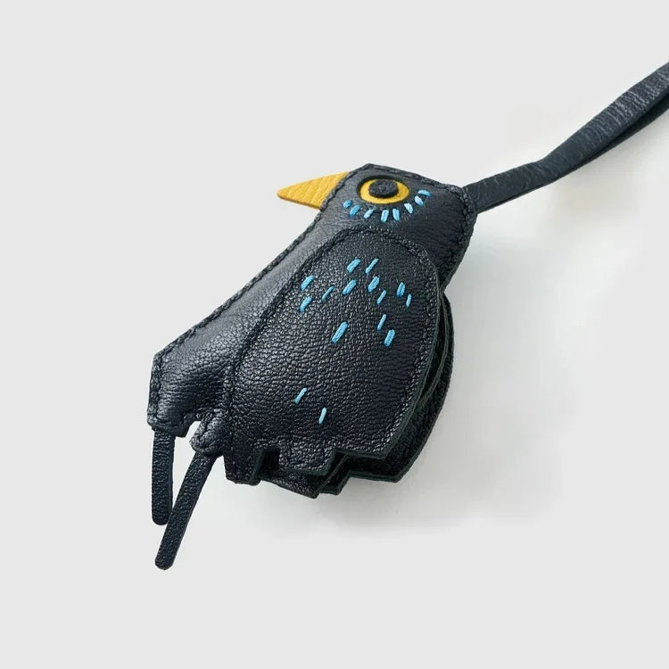 Dije de bolso de piel de pájaro negro hecho a mano – Llavero de piel hecho a mano con detalles bordados | Accesorio de inspiración artística minimalista | Regalo de diseño único para ella