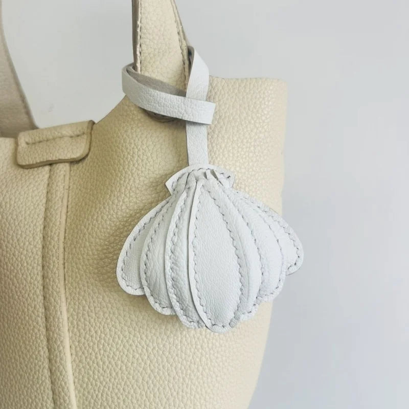Charm para bolso de piel de concha blanca hecho a mano – Llavero de suave piel de oveja | Accesorio minimalista para bolso de inspiración costera | Regalo elegante para ella