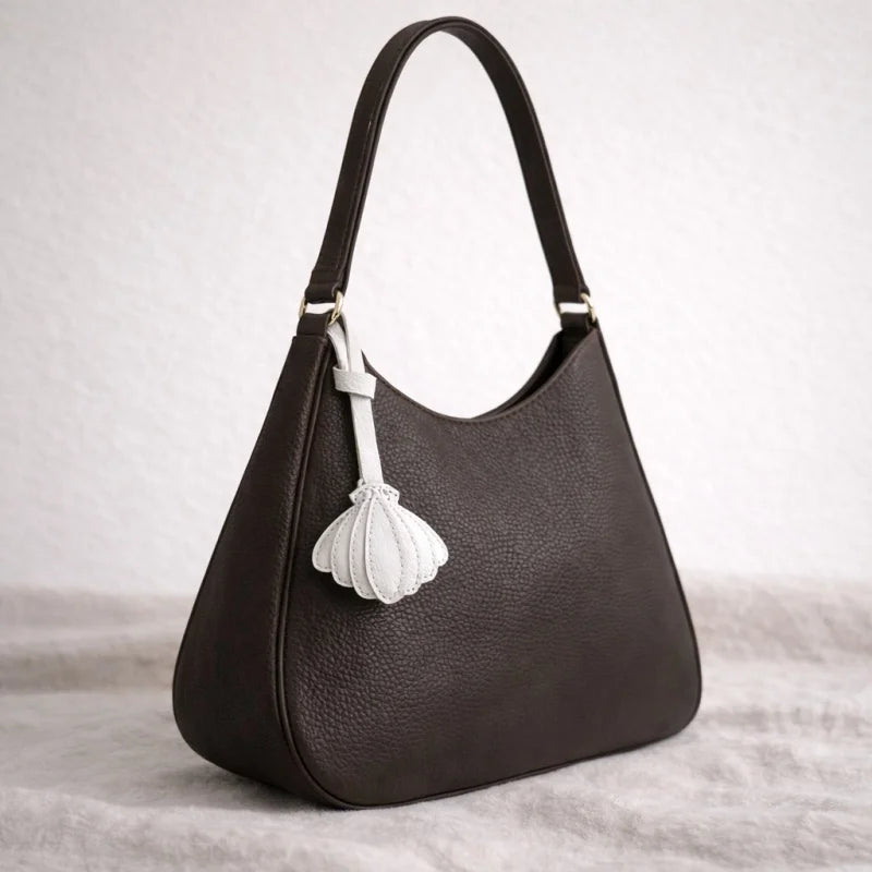 Charm para bolso de piel de concha blanca hecho a mano – Llavero de suave piel de oveja | Accesorio minimalista para bolso de inspiración costera | Regalo elegante para ella