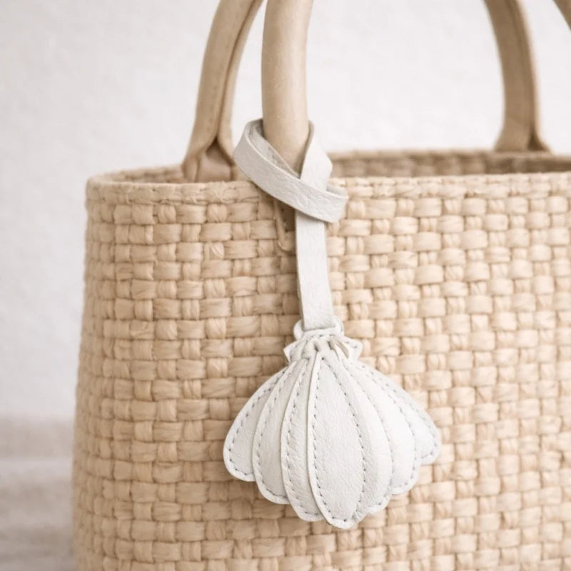 Charm para bolso de piel de concha blanca hecho a mano – Llavero de suave piel de oveja | Accesorio minimalista para bolso de inspiración costera | Regalo elegante para ella