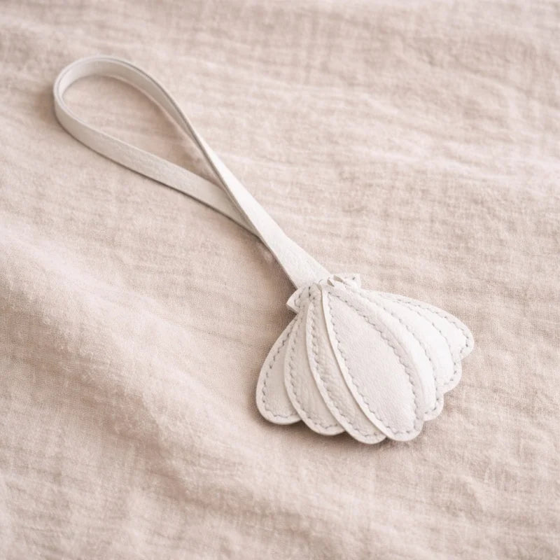 Charm para bolso de piel de concha blanca hecho a mano – Llavero de suave piel de oveja | Accesorio minimalista para bolso de inspiración costera | Regalo elegante para ella