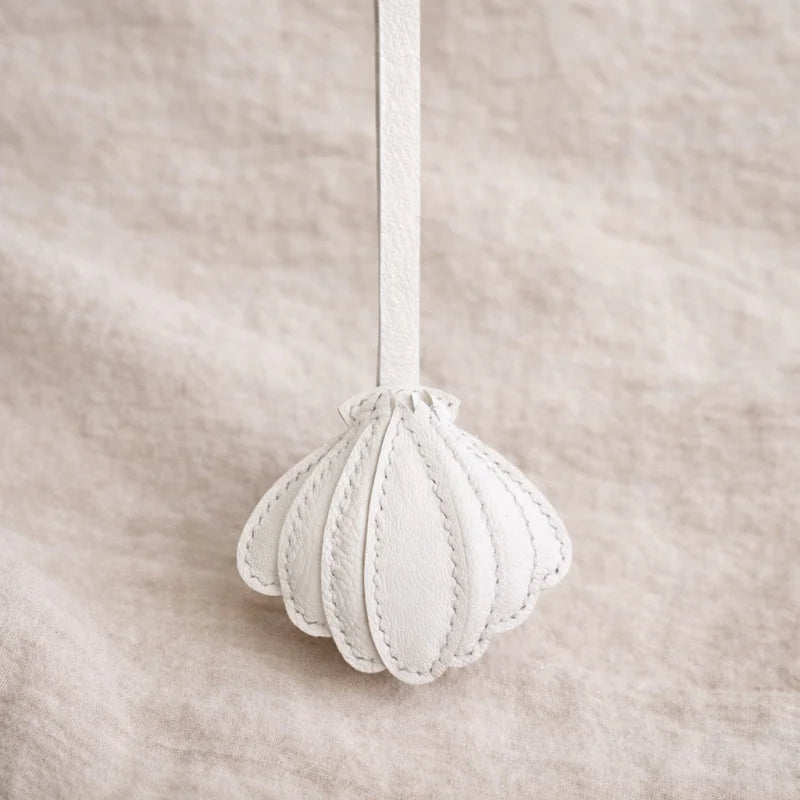 Charm para bolso de piel de concha blanca hecho a mano – Llavero de suave piel de oveja | Accesorio minimalista para bolso de inspiración costera | Regalo elegante para ella