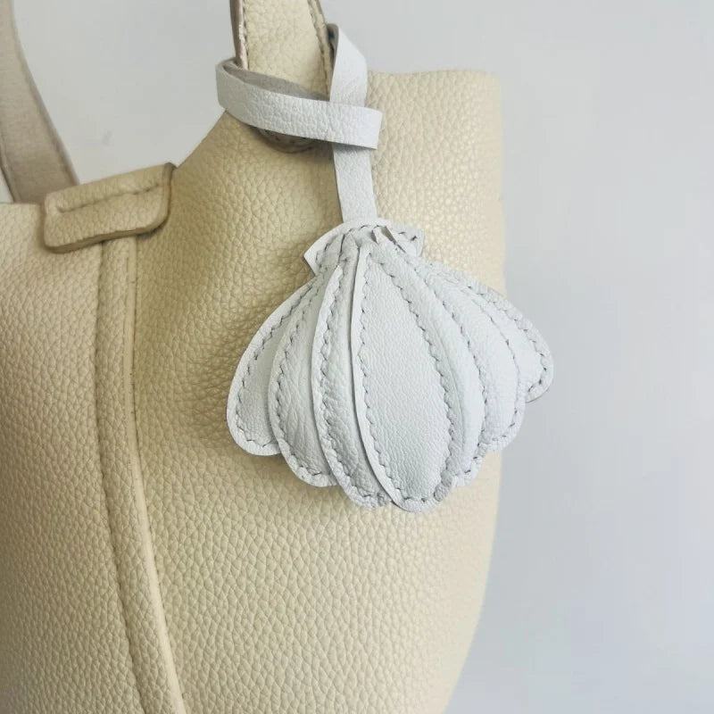Charm para bolso de piel de concha blanca hecho a mano – Llavero de suave piel de oveja | Accesorio minimalista para bolso de inspiración costera | Regalo elegante para ella