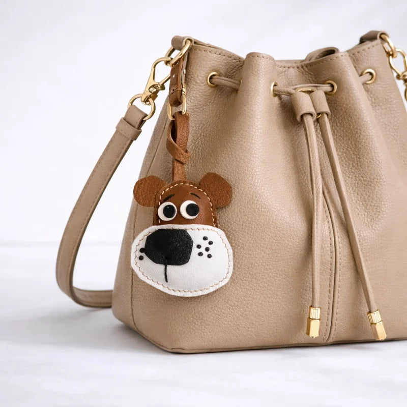 Dije y llavero de cuero hecho a mano con forma de cachorro para bolso – Precioso colgante artesanal con cara de perro | Accesorio de cuero para bolso | Regalo para ella