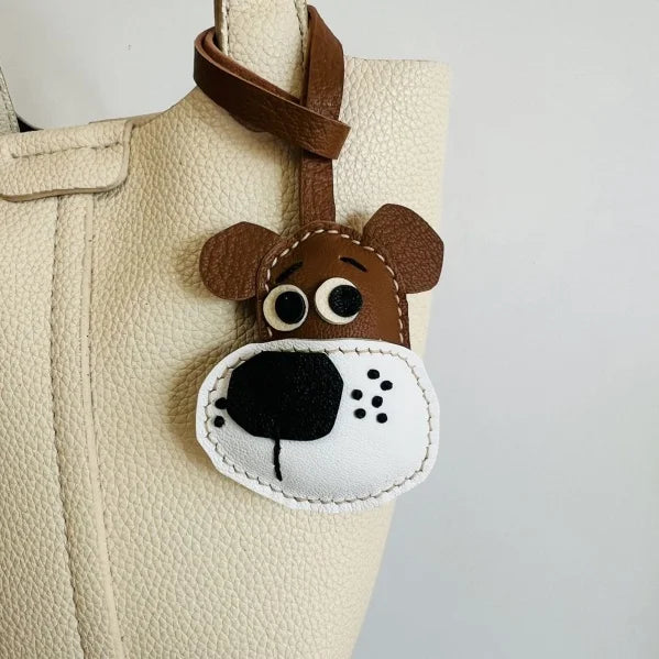 Dije y llavero de cuero hecho a mano con forma de cachorro para bolso – Precioso colgante artesanal con cara de perro | Accesorio de cuero para bolso | Regalo para ella
