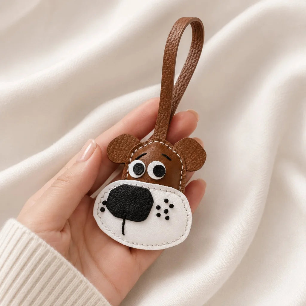 Dije y llavero de cuero hecho a mano con forma de cachorro para bolso – Precioso colgante artesanal con cara de perro | Accesorio de cuero para bolso | Regalo para ella