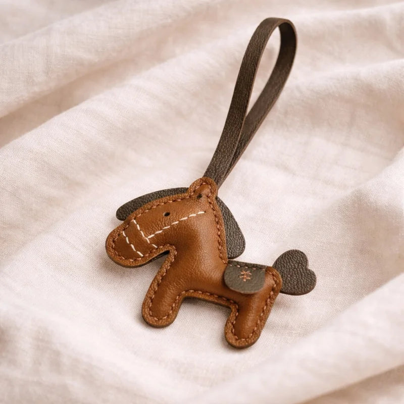 Dije y llavero de caballo de cuero artesanal para bolso – Colgante de poni de cuero artesanal | Accesorio de cuero para bolso | Regalo para ella