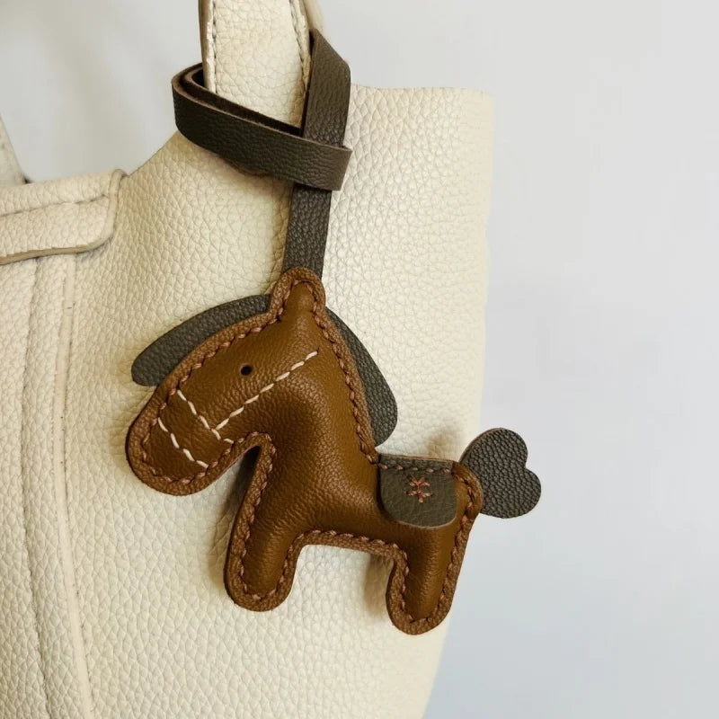 Dije y llavero de caballo de cuero artesanal para bolso – Colgante de poni de cuero artesanal | Accesorio de cuero para bolso | Regalo para ella