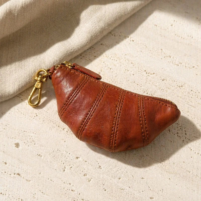 Dije de bolso de cuero con forma de croissant – Miniorganizador de cuero flor hecho a mano | Porta pintalabios y monedero | Colgante creativo para bolso vintage