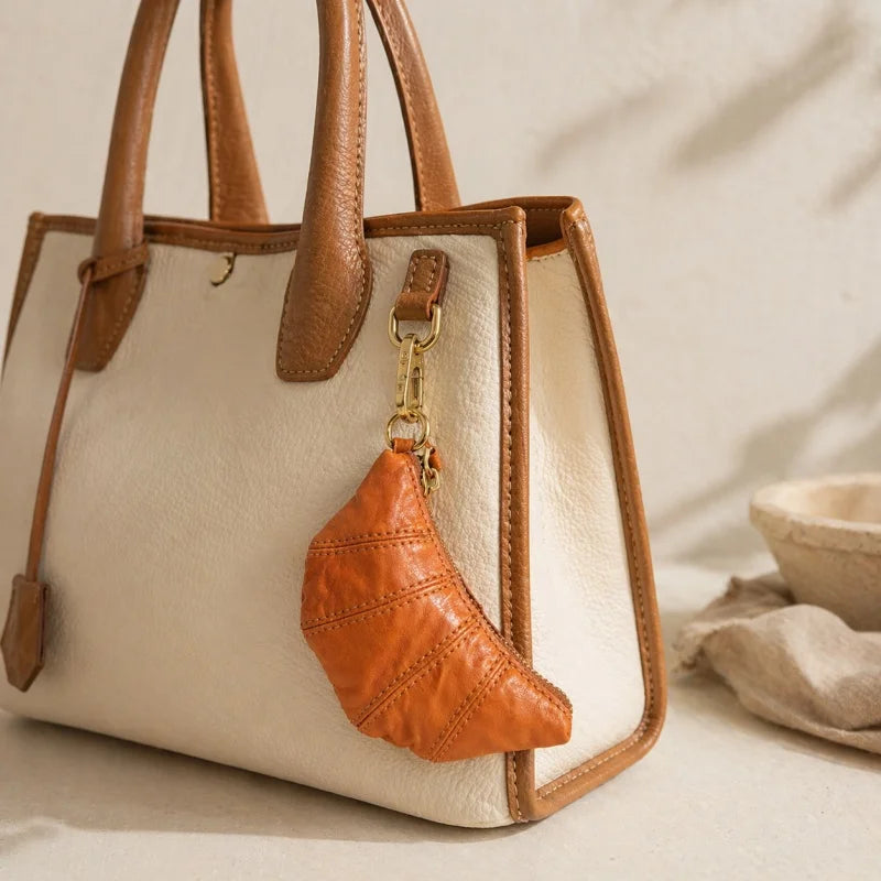 Dije de bolso de cuero con forma de croissant – Miniorganizador de cuero flor hecho a mano | Porta pintalabios y monedero | Colgante creativo para bolso vintage