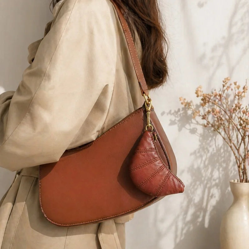 Dije de bolso de cuero con forma de croissant – Miniorganizador de cuero flor hecho a mano | Porta pintalabios y monedero | Colgante creativo para bolso vintage