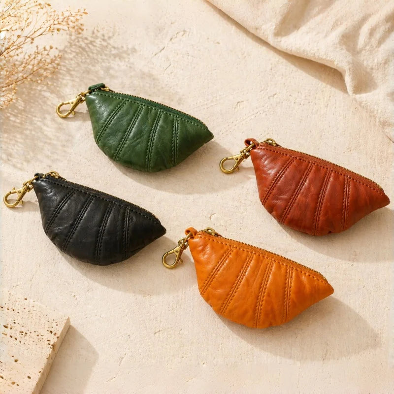 Dije de bolso de cuero con forma de croissant – Miniorganizador de cuero flor hecho a mano | Porta pintalabios y monedero | Colgante creativo para bolso vintage