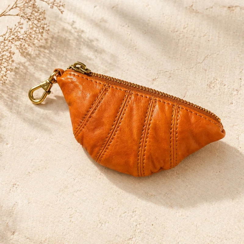 Dije de bolso de cuero con forma de croissant – Miniorganizador de cuero flor hecho a mano | Porta pintalabios y monedero | Colgante creativo para bolso vintage