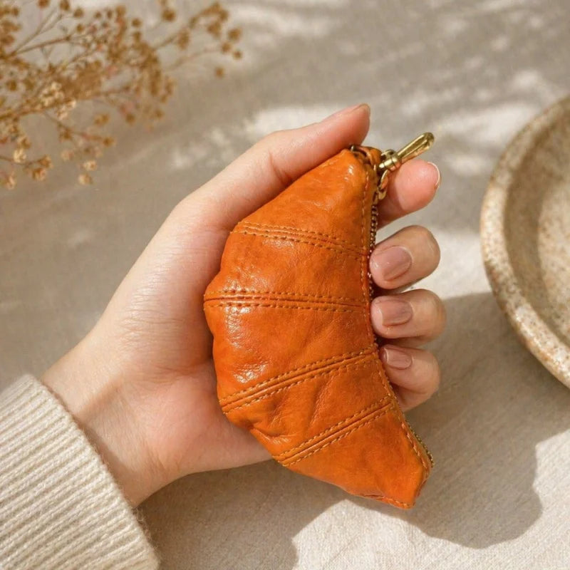 Dije de bolso de cuero con forma de croissant – Miniorganizador de cuero flor hecho a mano | Porta pintalabios y monedero | Colgante creativo para bolso vintage