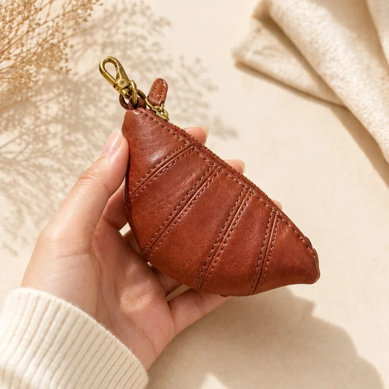 Dije de bolso de cuero con forma de croissant – Miniorganizador de cuero flor hecho a mano | Porta pintalabios y monedero | Colgante creativo para bolso vintage