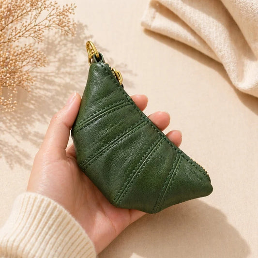 Dije de bolso de cuero con forma de croissant – Miniorganizador de cuero flor hecho a mano | Porta pintalabios y monedero | Colgante creativo para bolso vintage