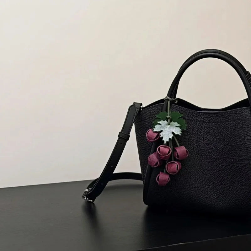 Dije de uva para bolso de cuero flor hecho a mano: colgante de fruta escultural para bolsos y llaves | Accesorio artístico de cuero | Regalo único para ella