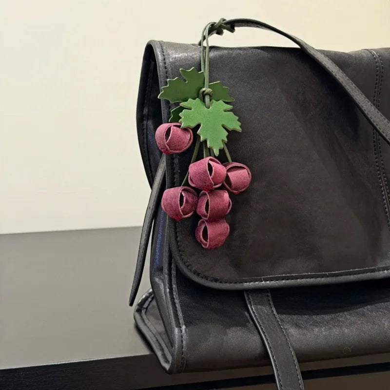 Dije de uva para bolso de cuero flor hecho a mano: colgante de fruta escultural para bolsos y llaves | Accesorio artístico de cuero | Regalo único para ella