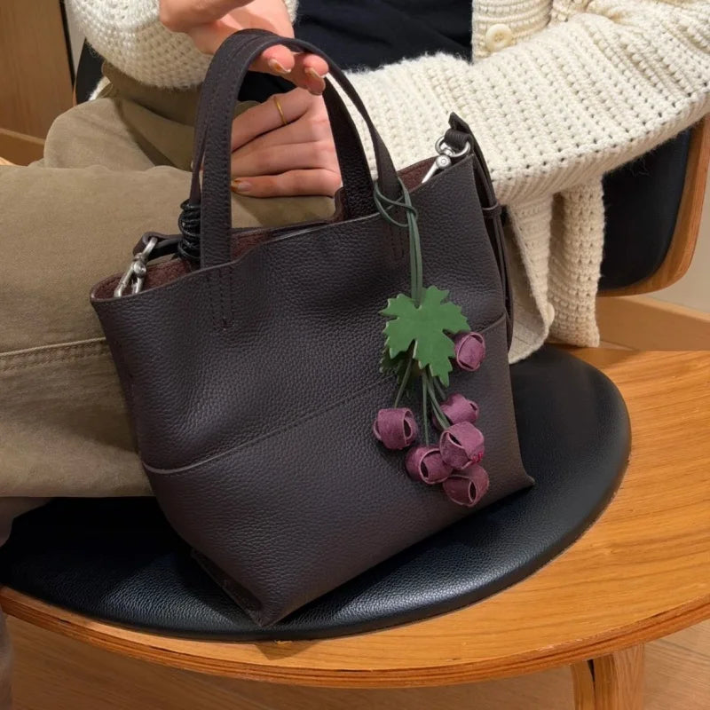 Dije de uva para bolso de cuero flor hecho a mano: colgante de fruta escultural para bolsos y llaves | Accesorio artístico de cuero | Regalo único para ella
