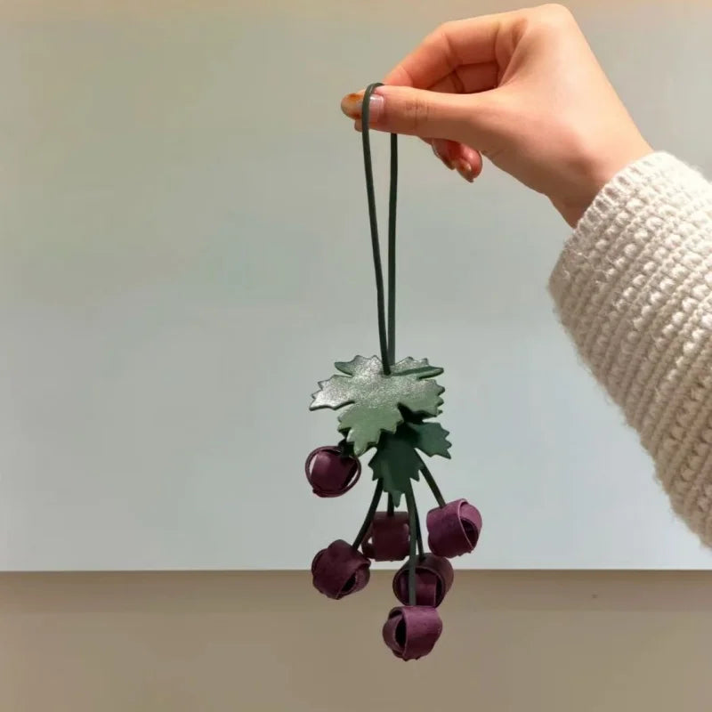 Dije de uva para bolso de cuero flor hecho a mano: colgante de fruta escultural para bolsos y llaves | Accesorio artístico de cuero | Regalo único para ella