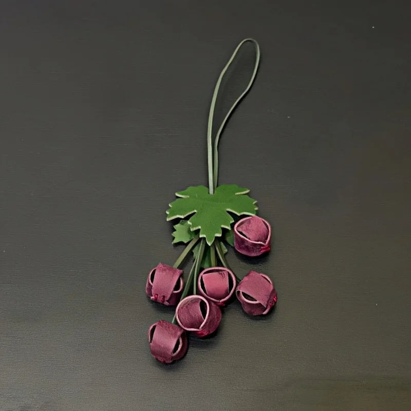 Dije de uva para bolso de cuero flor hecho a mano: colgante de fruta escultural para bolsos y llaves | Accesorio artístico de cuero | Regalo único para ella