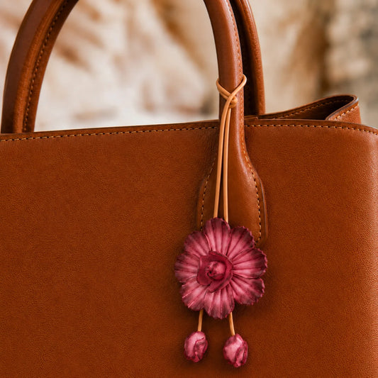 Amuleto de Bolso de Cuero Genuino Camelio Vintage Accesorio para Bolso | Regalo Elegante para Ella