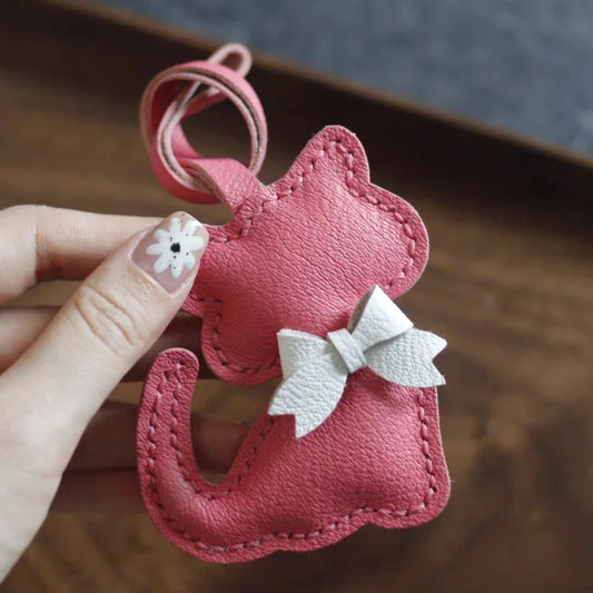 Dijes de piel de gato para bolso – Colgante de gatito de piel de cordero hecho a mano con lazo | Bonito llavero para amantes y mochilas | Regalo elegante para amantes de los gatos