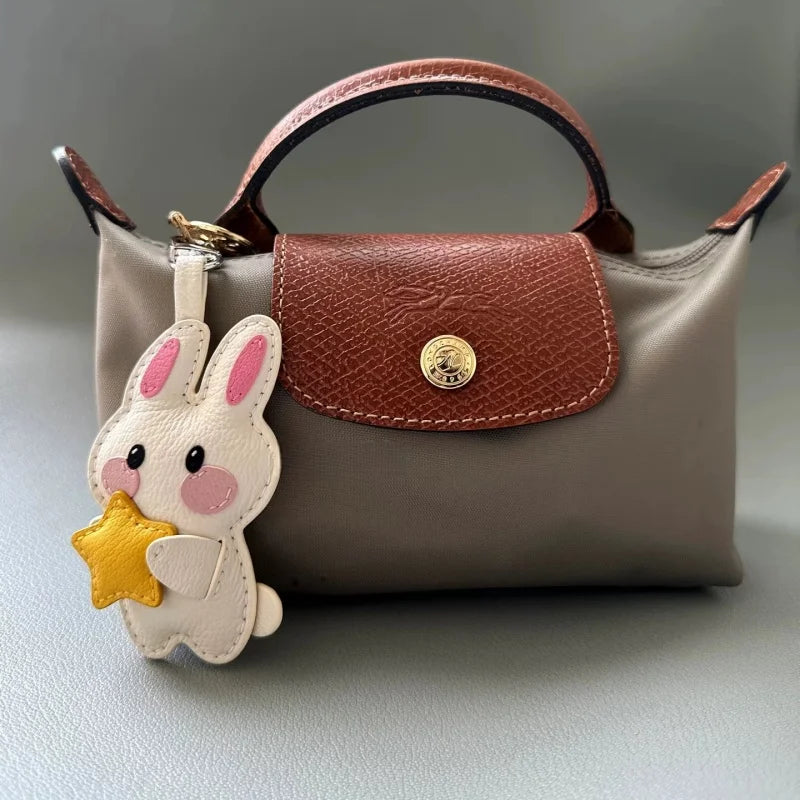 Amuleto de bolsa de piel Lucky Bunny – Llavero de conejo de piel de grano completo hecho a mano | Bonito accesorio de bolso con colgante de corazón y estrella | Regalo para ella