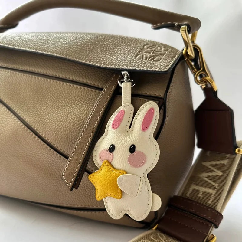 Amuleto de bolsa de piel Lucky Bunny – Llavero de conejo de piel de grano completo hecho a mano | Bonito accesorio de bolso con colgante de corazón y estrella | Regalo para ella