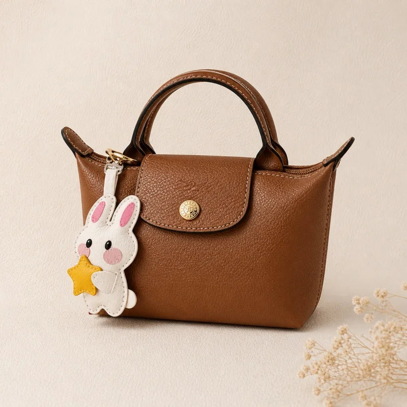 Amuleto de bolsa de piel Lucky Bunny – Llavero de conejo de piel de grano completo hecho a mano | Bonito accesorio de bolso con colgante de corazón y estrella | Regalo para ella
