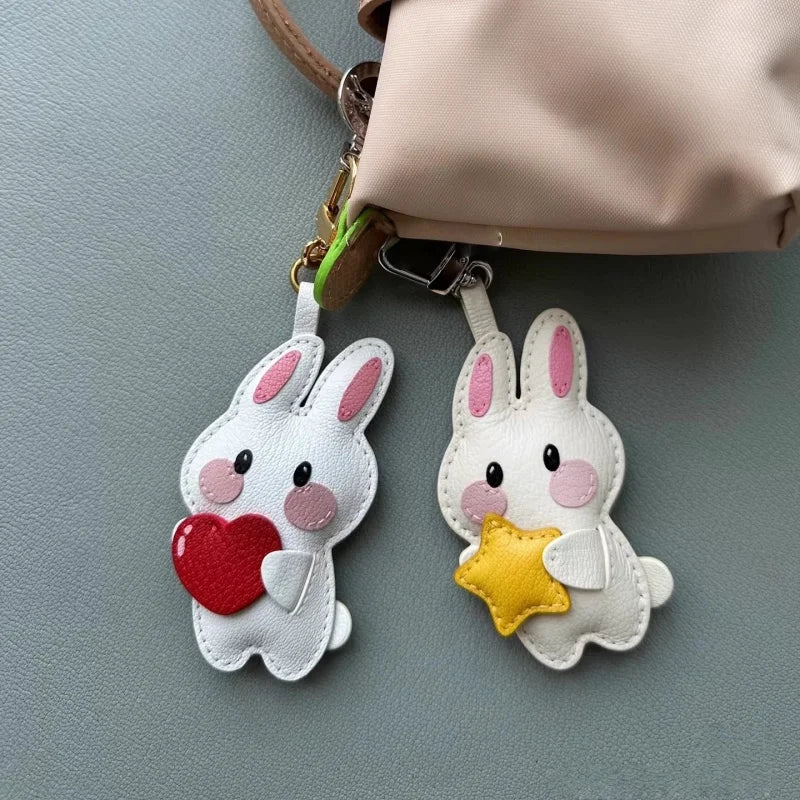 Amuleto de bolsa de piel Lucky Bunny – Llavero de conejo de piel de grano completo hecho a mano | Bonito accesorio de bolso con colgante de corazón y estrella | Regalo para ella