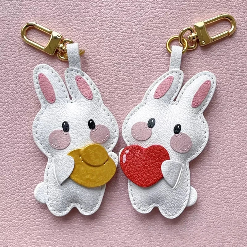 Amuleto de bolsa de piel Lucky Bunny – Llavero de conejo de piel de grano completo hecho a mano | Bonito accesorio de bolso con colgante de corazón y estrella | Regalo para ella
